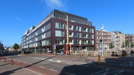 850700 Gezicht op het gebouw De Korenschoof op de hoek van de Kaatstraat (links) en de Zeedijk te Utrecht, onderdeel ...